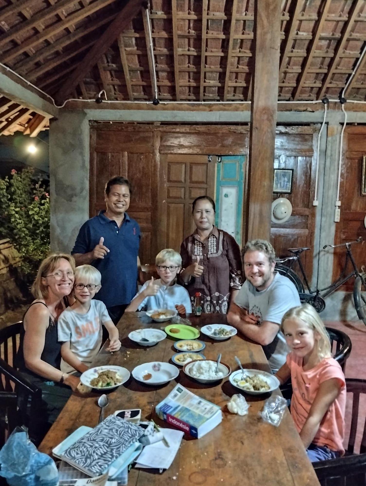 Rumah Ukhi Guest House Cebongan Екстер'єр фото